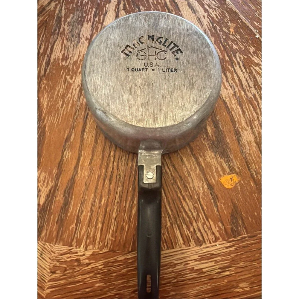 Vintage Magnalite GHC Sauce Pan 1 Quart Aluminum Bakelite Handle Pour Spouts Lid